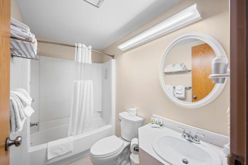 W łazience znajduje się toaleta z umywalką i lustro. w obiekcie The Fountain Inn w mieście Lakeside