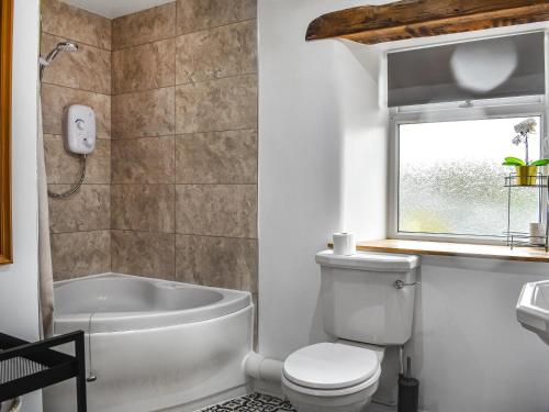 a bathroom with a tub and a toilet and a sink at New House Farm - Ukc6912 in Leck