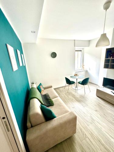 una sala de estar con un sofá y una mesa en TIME TO ESCAPE 2, en Tirano