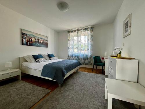 a bedroom with a bed and a window at Villa Luka Apartman Pavo in Ston