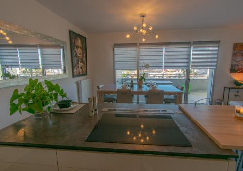 une cuisine avec une table et une salle à manger dans l'établissement Appartement 90m2-Roof Top privé 100m2-Parking privé-Clim mobile, à Nantes
