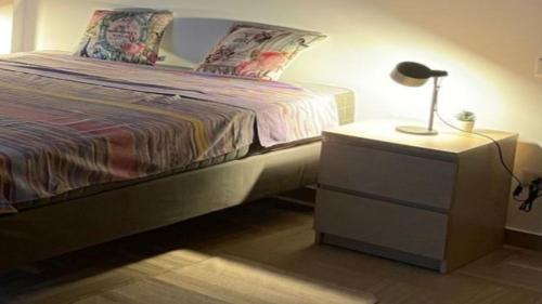 una camera da letto con un letto con una lampada su un comodino di Lepanto House Positano a Positano