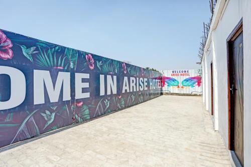 un mur avec les mots qui y sont peints en afrique dans l'établissement SPOT ON Arise Hotel, à Saharanpur