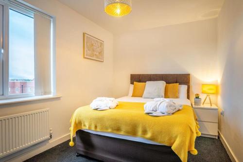 ein Schlafzimmer mit einem Bett mit zwei Handtüchern darauf in der Unterkunft Apollo Apartment in Coventry