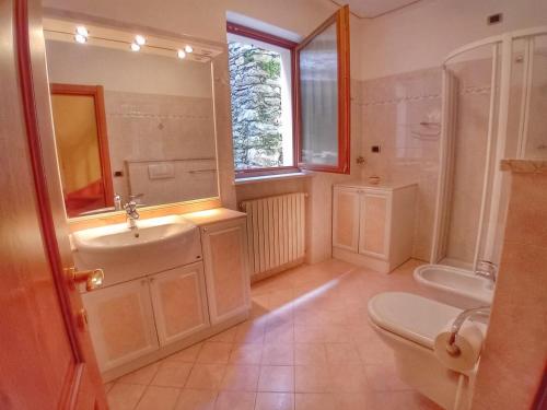 a bathroom with a sink and a tub and a toilet at Casa Liliana in Terrabona