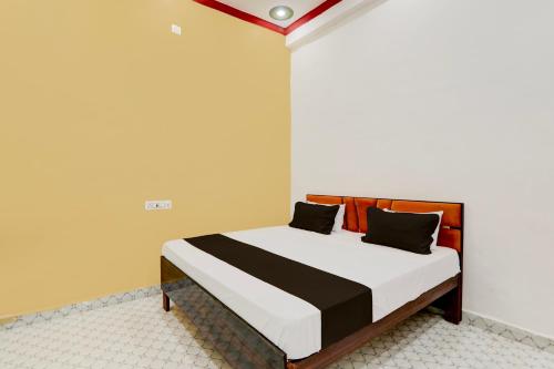 una camera con un letto di OYO Hotel sadhna Palace 