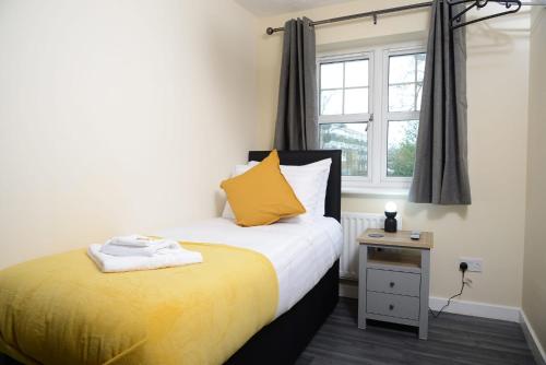a small bedroom with a bed and a window at Southampton West with workspace and fast internet in Southampton