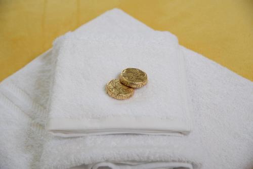 a gold coin sitting on top of a white towel at Southampton West with workspace and fast internet in Southampton