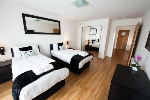 A bed or beds in a room at Dream Apartments Dundee 