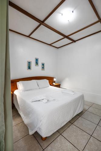 a bedroom with a large white bed in a room at La Peregrina Galapagos B&B in Puerto Ayora