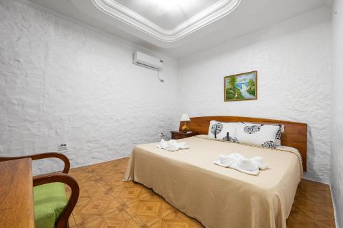 a bedroom with a bed with two towels on it at La Peregrina Galapagos B&B in Puerto Ayora