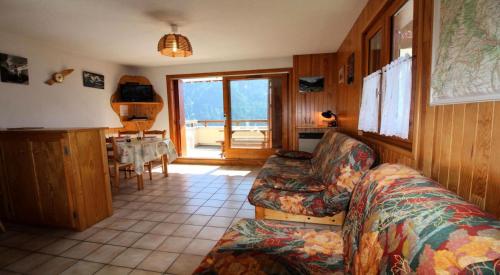 un salon avec un canapé et une table dans l'établissement Résidence Le Chardonnet - Appartement à 200 m des psites avec belle vue MAE-3282, à Champagny-en-Vanoise