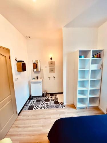 une salle de bain avec un lavabo et des toilettes dans une chambre dans l'établissement Jolie maison avec jardin au calme en ville, à Limoges