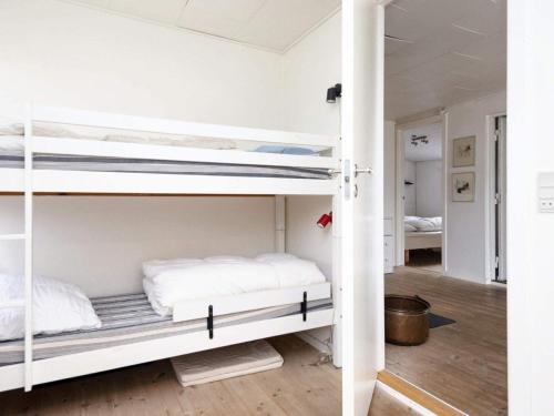Pokój z 2 łóżkami piętrowymi i korytarzem w obiekcie Two-Bedroom Holiday home in Børkop 8 w mieście Egeskov