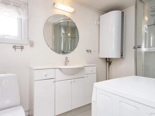 W białej łazience znajduje się umywalka i lustro. w obiekcie Two-Bedroom Holiday home in Børkop 8 w mieście Egeskov