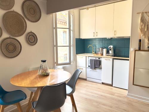 a kitchen with a wooden table and chairs in a room at Provins au coeur du quartier historique - Charmant studio pour 2 in Provins