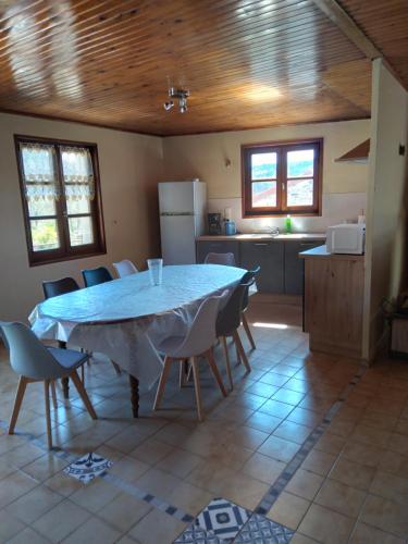 cocina con mesa y sillas en una habitación en Gîte sur la Vallée de l'Allier en Saint-Haon