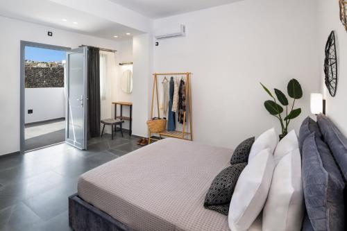 Una cama o camas en una habitación de Potamida Suites
