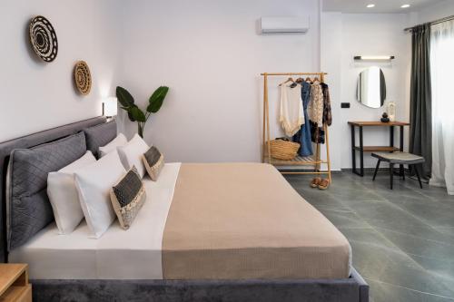 Una cama o camas en una habitación de Potamida Suites