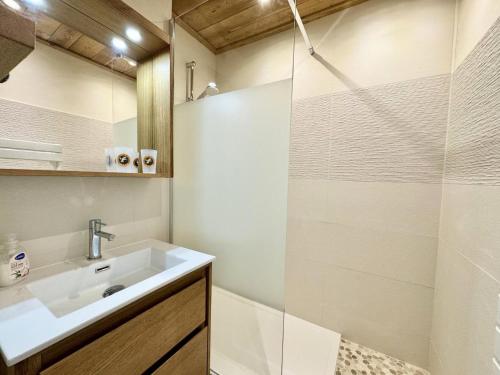 une salle de bain avec un lavabo et une douche dans l'établissement Résidence Les Chardons - Appartement calme avec des vues superbes, à proximité des pistes de ski et des randonnées. MAE-2854, à Notre-Dame-de-Bellecombe