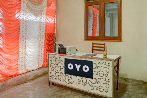 een bureau met een bord op de kamer bij OYO Flagship SAADAR HOTEL AND BANQUET in Kānpur