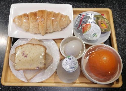 a tray of food with bread and other food items at Al-Borg Al-Watheer Serviced apartments in Jazan