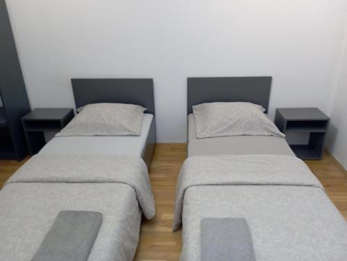 漢諾威的住宿－Restful Slumber，一间设有两张床和两个床头柜的房间