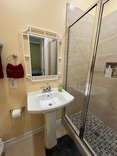 Koupelna v ubytování Room, Private Restroom and Entrance