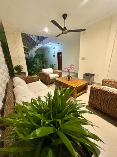 a living room with a couch and a table at Hotel San Miguel Imperial in Santa Marta