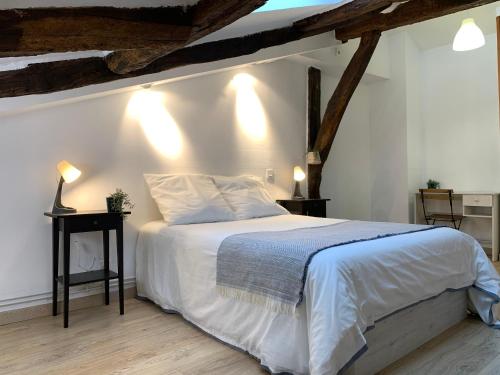 Llit o llits en una habitació de Bilbao Jardines