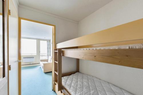 - une chambre avec 2 lits superposés et un miroir dans l'établissement Résidence Le Montana - maeva Home - Studio 4 Personnes Confort MAE-9317, à La Mongie