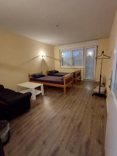チャプリナにあるČapljina Roomsのベッドとソファのあるリビングルーム