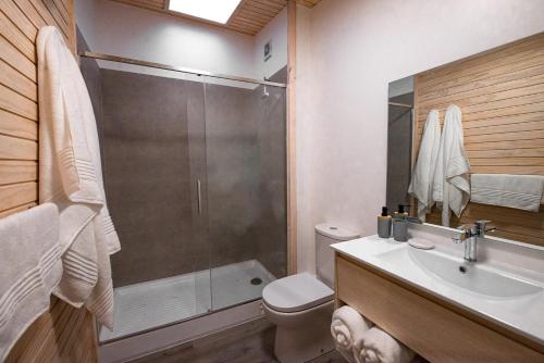 y baño con ducha, aseo y lavamanos. en Casa Nek #2 Primera línea Matanzas, en Matanzas
