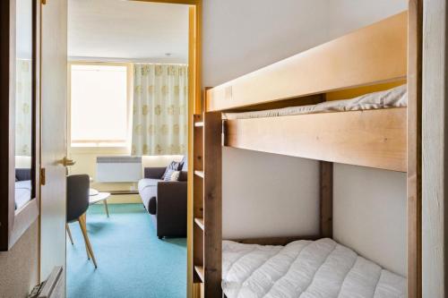 - une petite chambre avec des lits superposés dans l'établissement Résidence Le Montana - maeva Home - Studio 4 Personnes Sélection MAE-9410, à La Mongie