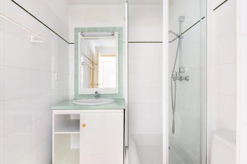 une salle de bain avec un lavabo et un miroir dans l'établissement Résidence Le Montana - maeva Home - Studio 2 Personnes Confort MAE-9706, à La Mongie