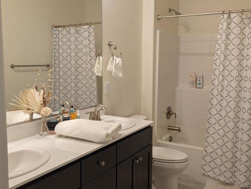 La salle de bains est pourvue d'un lavabo, de toilettes et d'une douche. dans l'établissement Modern, Spacious & Relaxing Home in Sparks, NV, à Sparks