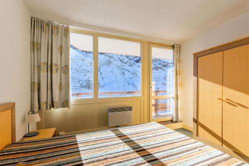 une chambre avec un lit et une grande fenêtre dans l'établissement Résidence Le Montana - maeva Home - 2 pièces 6 Personnes Sélection MAE-9713, à La Mongie