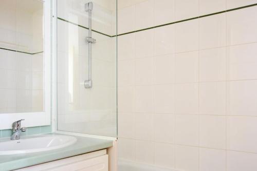 une salle de bain blanche avec un lavabo et un miroir dans l'établissement Résidence Le Montana - maeva Home - 2 pièces 6 personnes Confort MAE-4640, à La Mongie