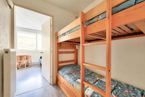 une chambre avec deux lits superposés dans une pièce dans l'établissement Résidence Le Montana - maeva Home - Studio 4 personnes Confort MAE-1759, à La Mongie