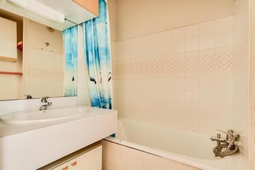 une salle de bain avec un lavabo et une baignoire dans l'établissement Résidence Le Montana - maeva Home - Studio 4 personnes Confort MAE-1759, à La Mongie