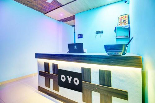 a store counter with a laptop on top of it at OYO DIAMOND INN in Patiāla