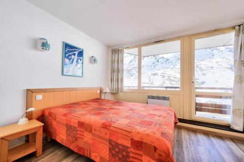 une chambre avec un lit et une grande fenêtre dans l'établissement Résidence Le Montana - maeva Home - Appartement 2 pièces 6 personnes Confort MAE-6953, à La Mongie