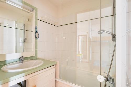 une salle de bain avec un lavabo et une douche dans l'établissement Résidence Le Montana - maeva Home - Appartement 2 pièces 6 personnes Confort MAE-6953, à La Mongie