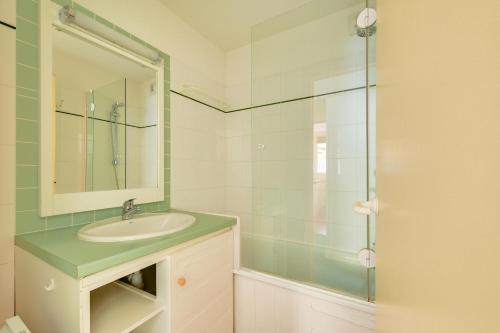 bagno con lavandino e doccia in vetro di Résidence Le Montana - maeva Home - Appartement 2 pièces 6 personnes - Sé 394 a La Mongie
