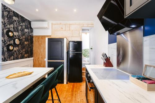 Il comprend une cuisine équipée d'un réfrigérateur et d'un comptoir. dans l'établissement Le baroque Rochelais, à La Rochelle