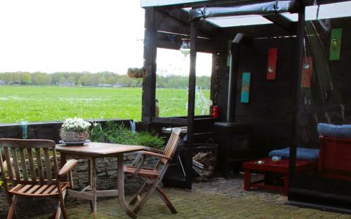 a table and chairs in front of a shed at 't Prentenhokkie in Stuifzand