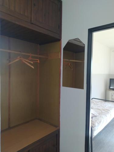 um quarto com um closet com uma cama em POKOJE GOŚCINNE OROŃSKO 
