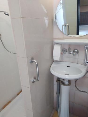 uma casa de banho com um lavatório e um espelho em POKOJE GOŚCINNE OROŃSKO 