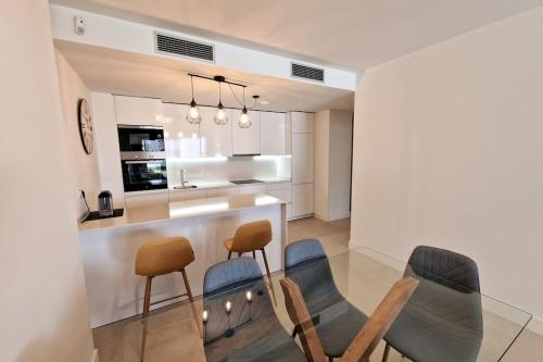 Sunny & New - 3BD 2BT with views