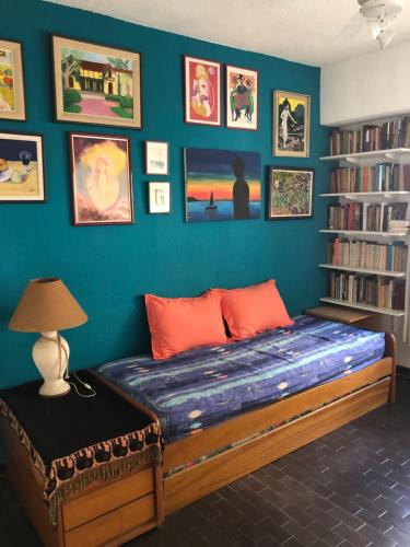 una camera con un letto con una parete blu di La Lucila a La Lucila